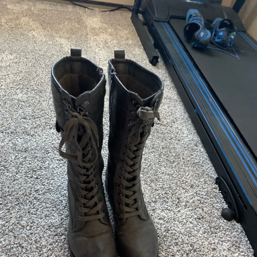 Women’s grey boots size 8.5. Only worn a handful of times.